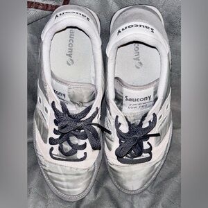 Saucony JAZZ Low Pro Grey and Silver Sneakers (Like New) Men’s Sz 9